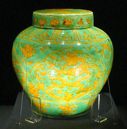 瓷花瓶，万历时期（1573-1620）。北京故宫博物院。