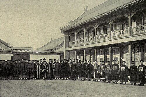 约1900年京师大学堂教职员工合影，背景为藏书楼