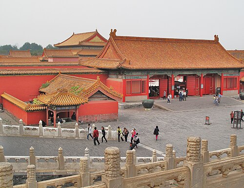 隆宗门（图右侧建筑）内南侧周庐五间（图左侧建筑），为军机章京值房，其东侧还有一座井亭（图左侧小型亭式建筑）。
