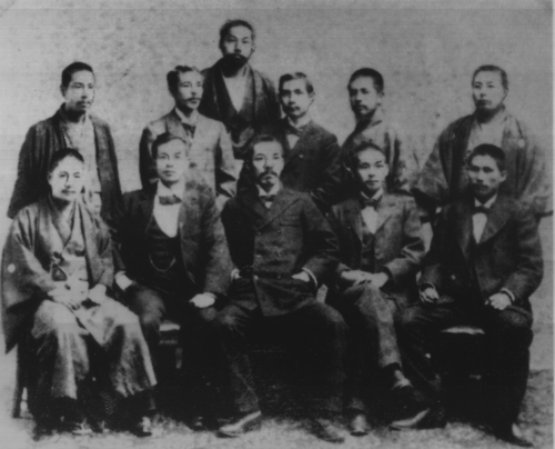 A group photo of Yang Quyun, president of the Xingzhong Association, and others 