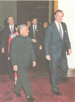 1979年，邓小平在访问美国时会见美国总统卡特