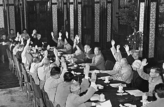 1954年6月14日，中央人民政府委员会第30次会议通过《中华人民共和国宪法草案》和关于公布宪法草案的决议