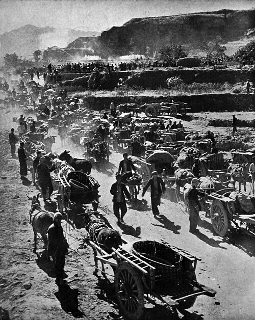 1957年10月，河南安阳通往钢铁基地的矿车。