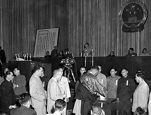 1954年9月20日，出席第一届全国人大一次会议的全国人大代表投票通过宪法