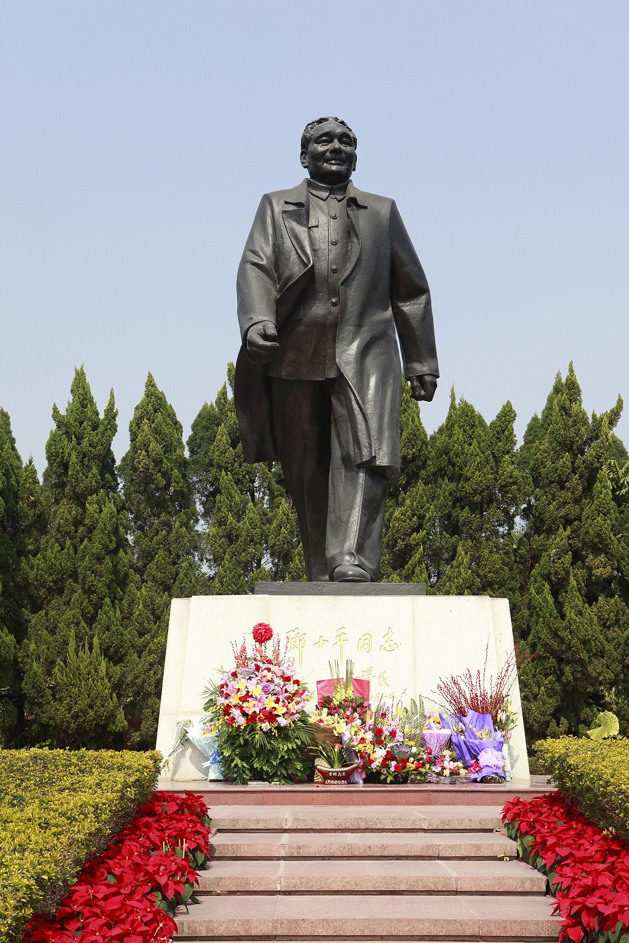 Deng Xiaoping, known as the "chief architect of reform and opening up", was the core figure in bringing order to the chaos and in reform and opening up (pictured is the statue of Deng Xiaoping located on the top of Lotus Mountain in Shenzhen Special Economic Zone)