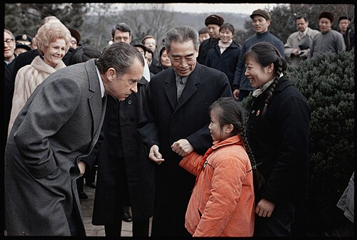 尼克松与周恩来在杭州西湖花港公园