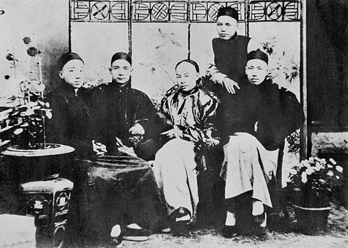 四大寇和关景良（1890年摄于香港）。四大寇前排左起：杨鹤龄、孙中山、陈少白、尢列。后立者关景良并不是四大寇之一