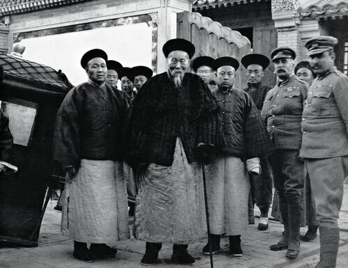 前去谈判的李鸿章，北京，1900年。八国联军占领北京后，李鸿章被清政府任为“钦差大臣便宜行事”，同各国谈判。这是李鸿章刚抵达英国驻华使馆的情景，迎接他的是英国远
