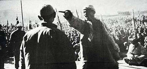 在中共控制的区域，农民正在对地主进行批斗（1946年）