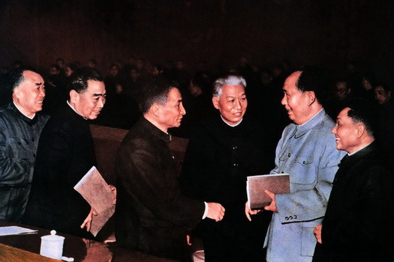 1962年，毛泽东、周恩来、陈云在“七千人大会”上
