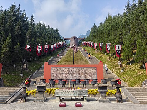 位于中华人民共和国湖北省神农架林区，祭祀炎帝神农的神农坛。雕塑为人身牛首的形象