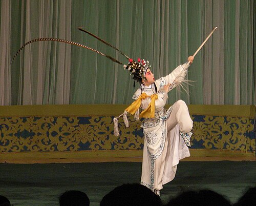 演员用一根马鞭就表现出战马嘶鸣（饰杨文广《探谷·破敌》）