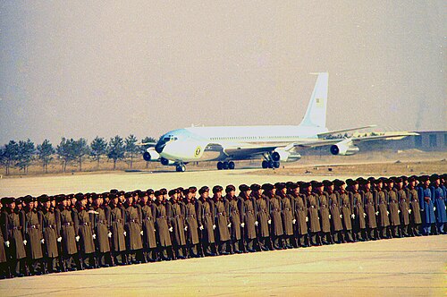 美国总统专机空军一号降落于北京首都国际机场，其下是迎接尼克松的中国人民解放军陆海空三军仪仗队。