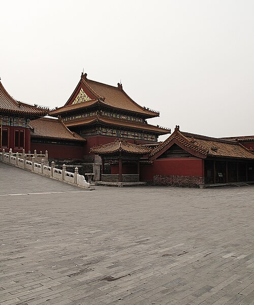 隆宗门内南侧周庐五间（图右侧建筑），为军机章京值房，其东侧还有一座井亭（图中央小建筑）。