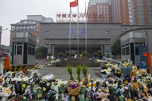 袁隆平逝世后，湘雅医院前的鲜花