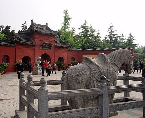白马寺门前白马