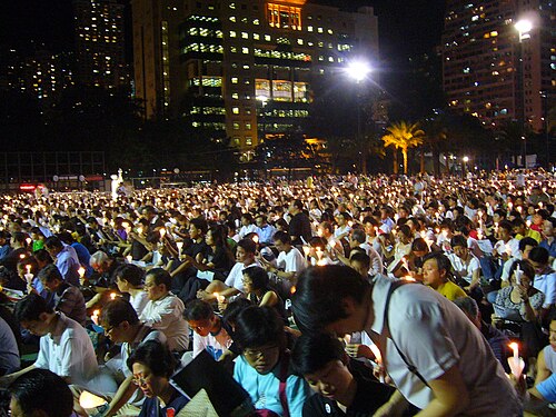 2008年香港维园烛光晚会，哀悼当年汶川地震遇难学生同胞和八九学运学生同胞。极多香港学生、青年参与。
