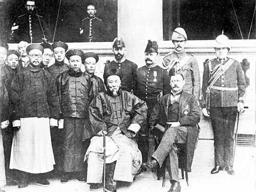 租借香港新界予英国的条约由李鸿章签字。本图摄于1900年1月15日，两广总督李鸿章船经香港与香港总督卜力合影。