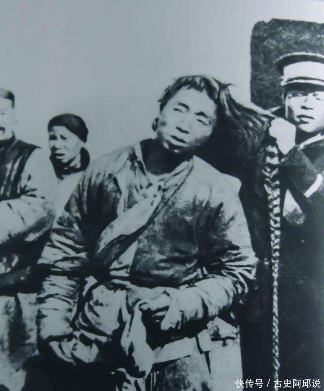 辛亥革命后军警为行人剪辫子