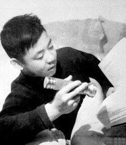 雷锋打开手电筒，夜间读《毛选》(根据雷锋“忆苦思甜”报告中：“懂得革命道理才能当好毛主席的好战士，我要积极学习毛主席的著作，有时连到厕所还不放过学习，部队规定九