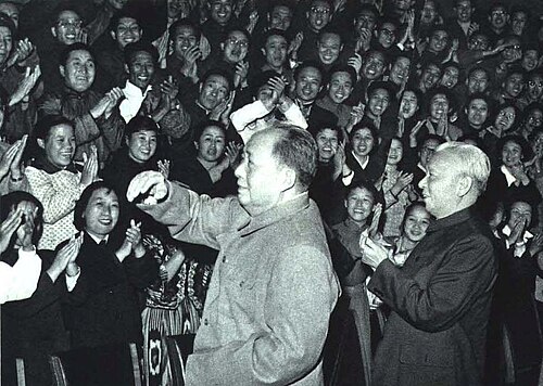 毛泽东和刘少奇接见音乐剧《东方红》全体演员（1964年10月16日）