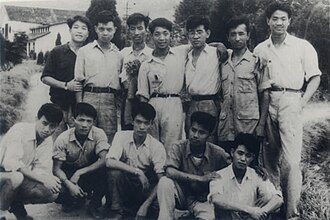 1953年，袁隆平（后排左三）读大学期间拟招为空军飞行员，同学欢送时合影