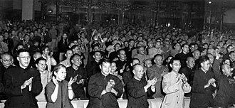1954年9月20日，在宣布通过《中华人民共和国宪法》时，全体全国人大代表起立鼓掌