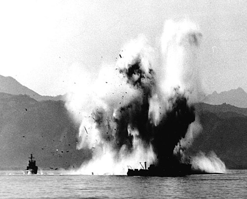1950年10月18日，在元山港附近韩军扫雷艇中鱼雷发生爆炸