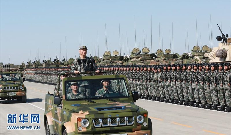 习近平在朱日和联合训练基地乘车检阅部队