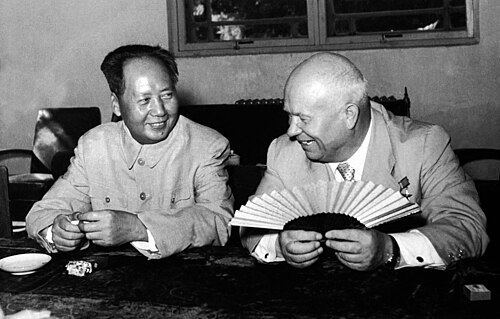 1958年7月，时任苏联领导人赫鲁晓夫秘密访华，与毛泽东会面，双方在中国是否要发展核武器等问题上产生分歧[102][119]。