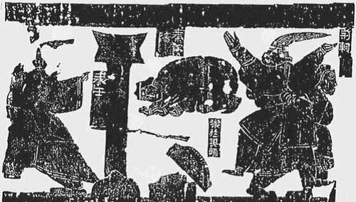 中国山东省武氏祠“荆轲刺秦王”石刻，左边为秦王政，右边为荆轲，中央伏在地上的是秦舞阳，下面是樊於期之首级