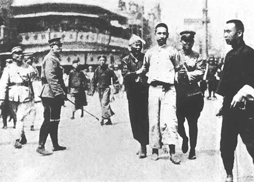 四一二事件中，军警在上海捕杀共产党人。