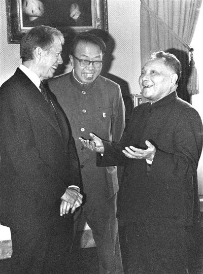 1979年，邓小平在访问美国时会见美国总统卡特