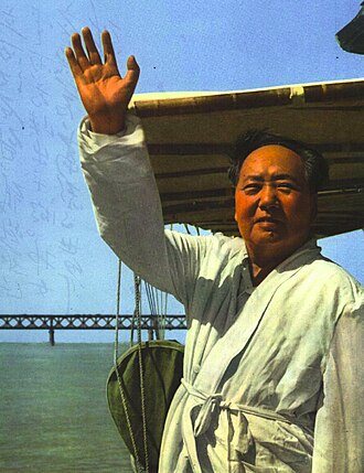 1966年，毛泽东在畅游长江前向江边群众挥手