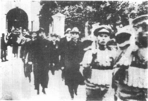孙中山等走出国民党一大会场