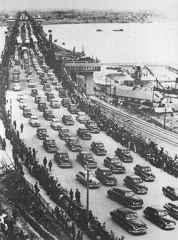 1957年，武汉长江大桥建成通车