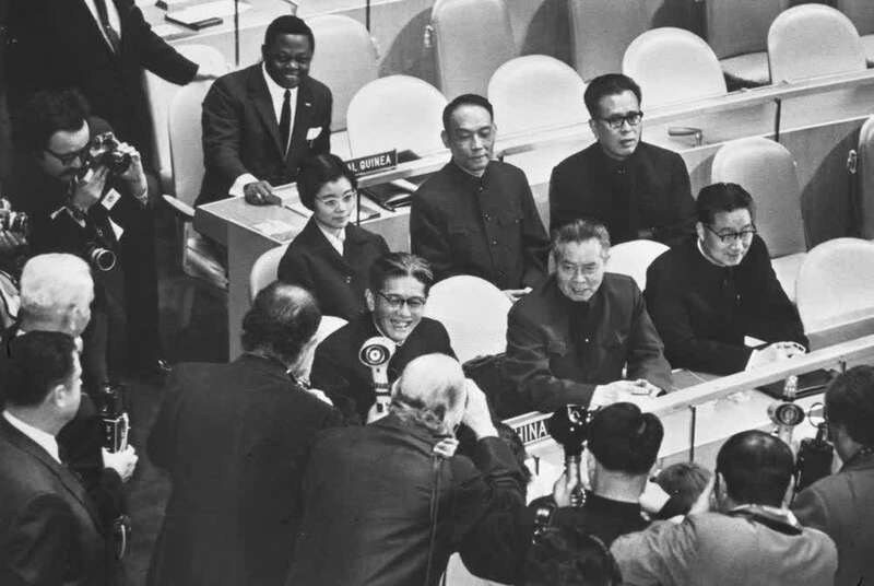 恢复中华人民共和国在联合国的一切合法权利的提案通过后，多国代表欢呼庆祝