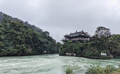宝瓶口与离堆。图左水道是宝瓶口，图右山体是离堆。