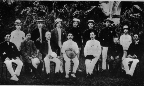 1906年孙中山与中国同盟会新加坡分会部分会员等合照。前排左起：1林干廷、2张永福、3陈楚楠、4孙中山、5尢列、6刘金声、7林义顺；后排左起：1吴悟叟、2张华丹