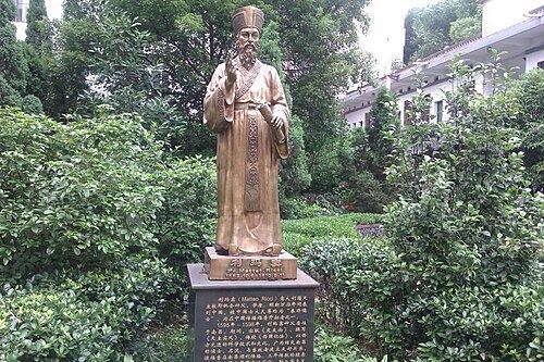 利玛窦塑像，位于天主教南昌总教区主教座堂