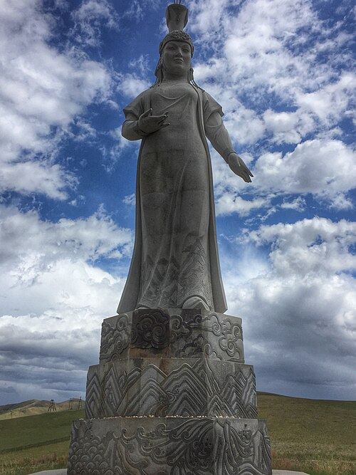 位于蒙古国乌兰巴托纳来哈区成吉思汗骑马雕像附近的诃额仑雕像