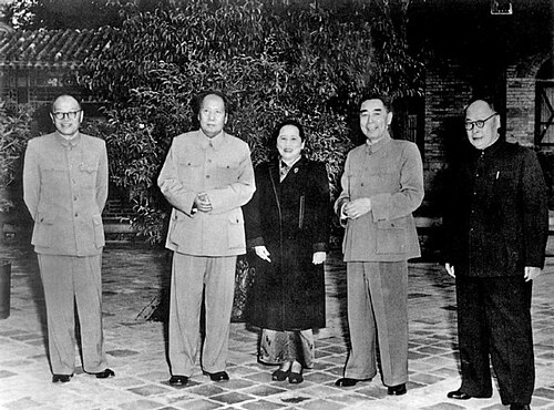 从左至右：张闻天、毛泽东、宋庆龄、周恩来、陈毅（1956年10月于北京中南海）