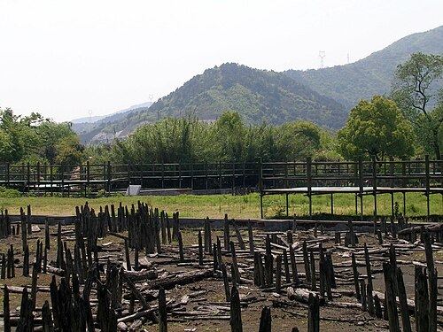 河姆渡遗址模拟的干栏式建筑发掘现场