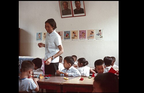 1978年8月，中国大陆一所幼儿园内墙上同时挂着毛泽东和华国锋的像