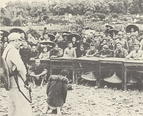 1952年7月，广东省佛冈县土改期间成立的“人民法庭”对“地主”进行审判[29][30]。