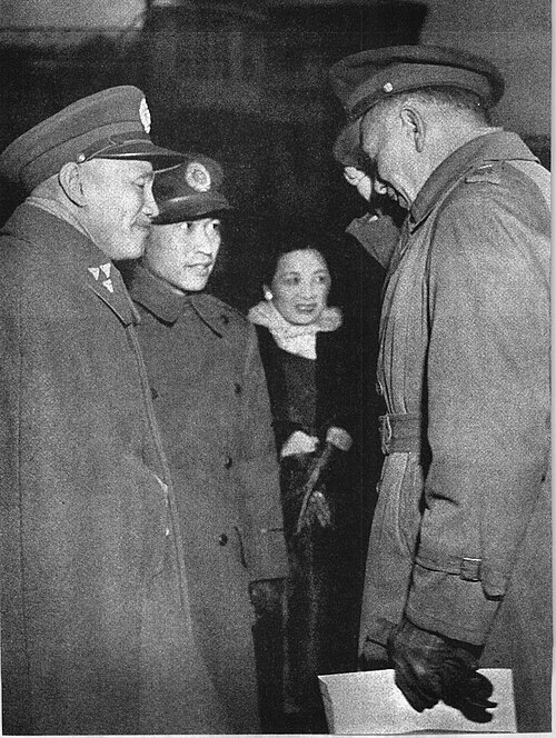 1947年1月，蒋介石、宋美龄夫妇在江苏南京送行马歇尔将军返美出任国务卿。二战期间美国与中国结盟并提供了援助[58][59]，并在战后试图调解国共军事冲突[60