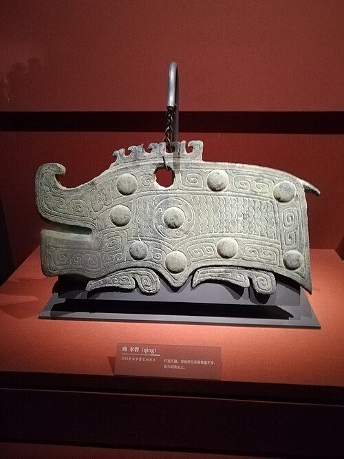 豖磬。小猪一样形状的磬。“磬”是古代中国一种打击乐器。商代（前1600-前1046）。2012年出土于湖南省汨罗市。现存于湖南省博物馆