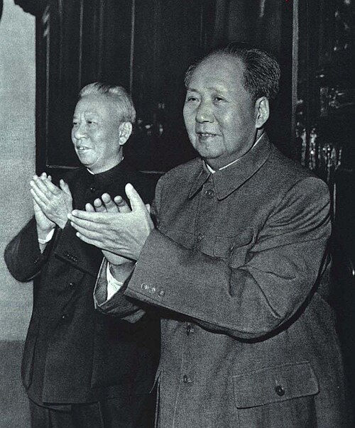 为了解决灾荒，国家主席刘少奇允许三自一包，即自留地、自由市场、自负盈亏、包产到户，但毛泽东认为这就是资本主义。两人在1962年-1965年间，尤其是“四清运动”