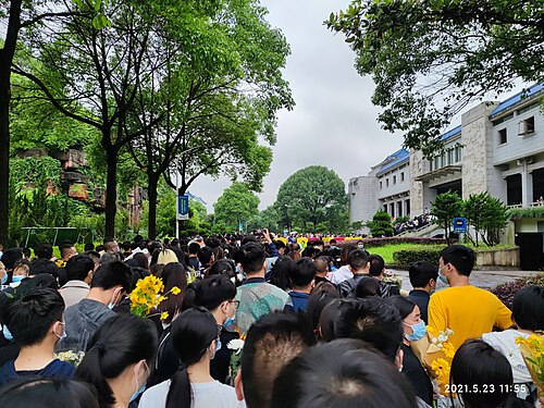 ​2021年5月23日，人们来到长沙南部的明阳山殡仪馆悼念袁隆平