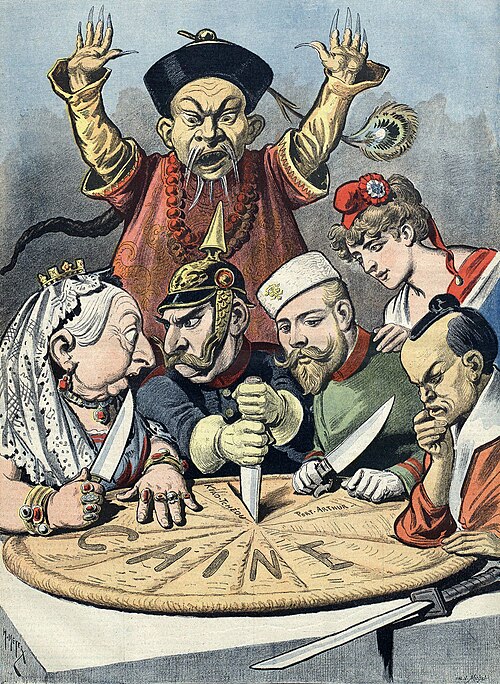 一幅描绘帝国主义列强瓜分中国情形的漫画；坐在披萨（指中国领土，披萨上的“CHINE”为法语的中国）旁的国家由左至右分别为女王维多利亚（英国）、德皇威廉二世（德国